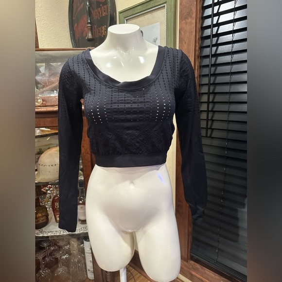 EUC Black Sport Crop Top for W Thumb Holes Long Sleeve Hollow LS - Picture 1 of 7